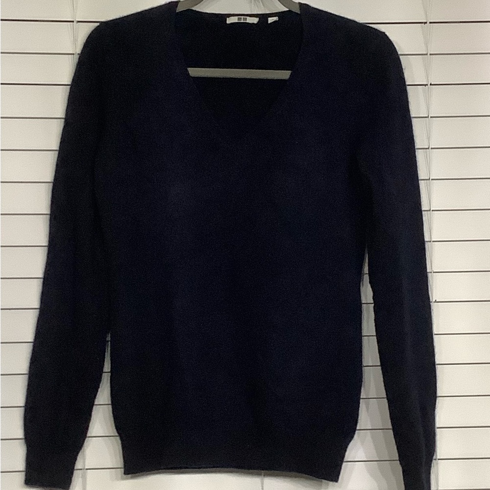 Uniqlo v-neck navy cashmere sweater, size M